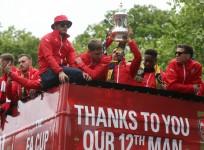arsenal-thousands-of-fans-watch-team-parade-fa-cup-trophy-through-london