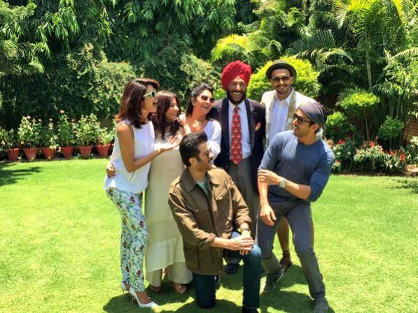 'Dil Dhadakne Do' Team Meets Milkha Singh 'Dil Dhadakne Do': Farhan, Priyanka, Ranveer, Anushka and Entire Star Cast Meet Milkha Singh