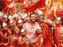 'Bajrangi Bhaijaan': Stills from 'Selfie Le Le' Song