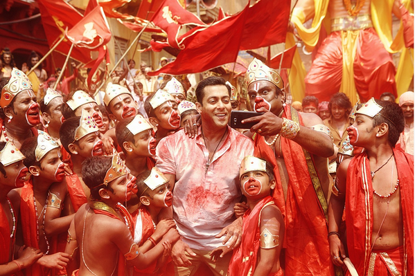 'Bajrangi Bhaijaan': Stills from 'Selfie Le Le' Song 'Bajrangi Bhaijaan': Stills from 'Selfie Le Le' Song