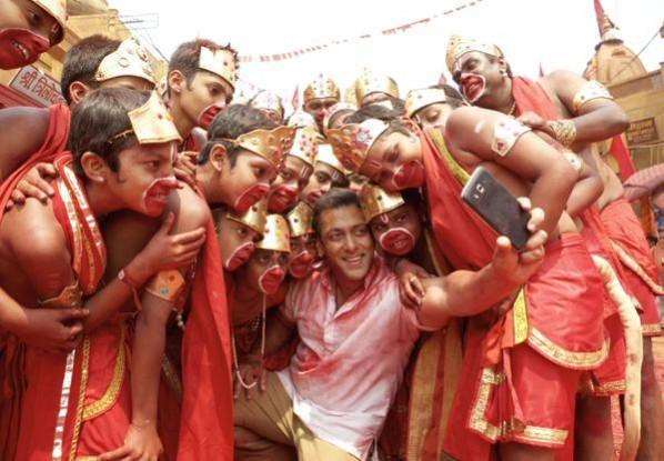 'Selfie Le Le Re' Song still from 'Bajrangi Bhaijaan' 'Selfie Le Le Re' Song still from 'Bajrangi Bhaijaan'
