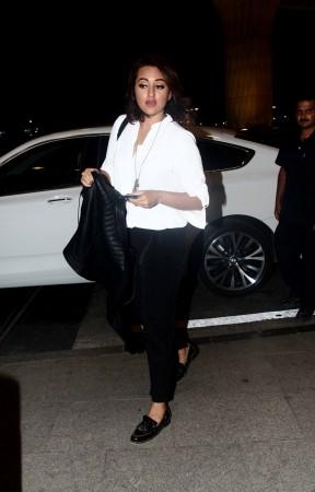 IIFA 2015: Bollywood Celebs Leave for Malaysia: Sonakshi Sinha IIFA 2015: Bollywood Celebs Leave for Malaysia