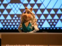 miss-piggy-honoured-with-feminist-award-at-brooklyn-museum