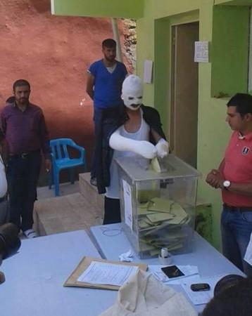 A man injured in the Diyarbakir bomb blast casting his vote on Sunday