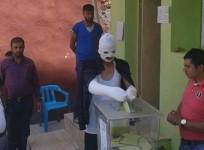 A man injured in the Diyarbakir bomb blast casting his vote on Sunday