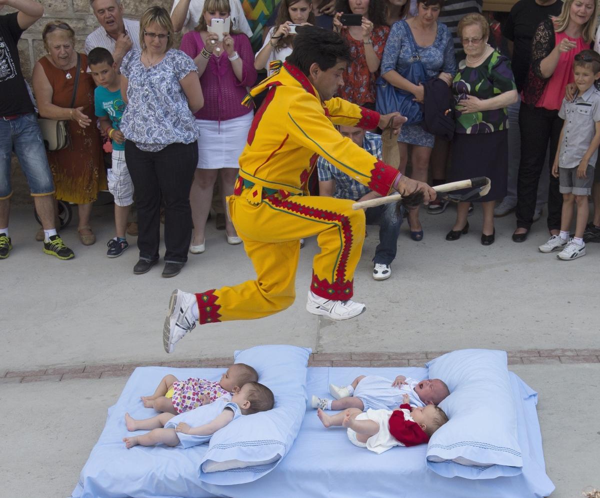 spain-s-baby-jumping-festival-el-colacho-men-jump-over-100-babies