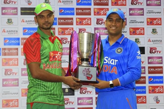 Bangladesh captain Mashrafe Mortaza and India skipper MS Dhoni with the ODI series trophy Mashrafe Mortaza Bangladesh MS Dhoni India