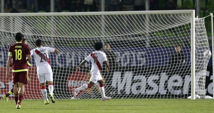Peru kept their quarterfinal hopes alive with a victory over Venezuela Claudio Pizarro Peru Venezuela Copa America 2015