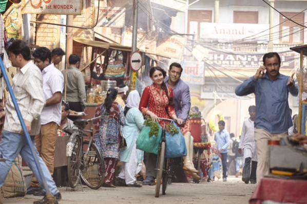 Salman Khan cycling in Bajrangi Bhaijaan Salman Khan cycling in Bajrangi Bhaijaan