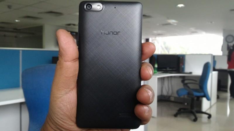 Huawei Honor 4C Review, the textured back looks elegant and remains free from fingerprints and smudges Huawei Honor 4C Review, the textured back looks elegant and remains free from fingerprints and smudges