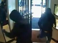 video-masked-robbers-steal-over-180000-worth-of-watches-in-manchester-jewellery-shop-raid