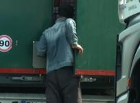 calais-migrants-continue-to-try-and-board-lorries-bound-for-uk