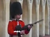 video-queens-guard-aims-gun-at-tourist-who-irritated-him