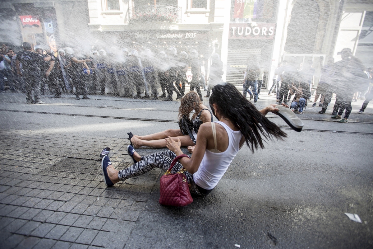 Turkey Police Fire Tear Gas To Break Gay Pride March At Istanbul S Taksim Square Ibtimes India