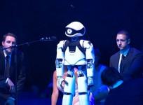 watch-myon-the-singing-robot-perform-in-my-square-lady
