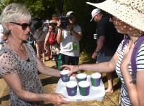 wimbledon-2015-judy-murray-serves-free-coffee-to-queuers-on-hottest-day-at-the-tournament-ever