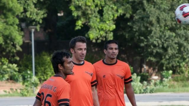 Manandeep Singh (extreme right) shares the frame with Italy legend Del Piero (centre) during ISL 2014 manandeep singh