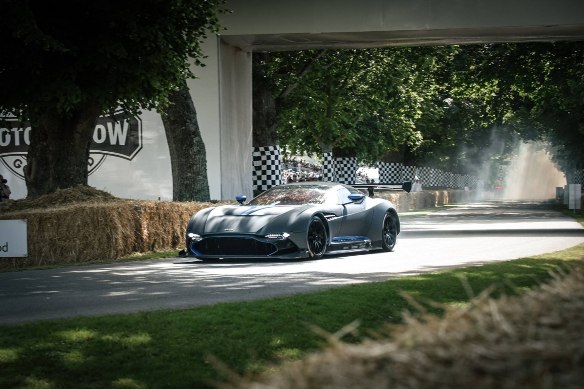 Aston Martin Vulcan 2016: Everything You Need To Know About The Upcoming Carbon Fiber Machine Aston Martin Vulcan 2016: Everything You Need To Know About The Upcoming Carbon Fiber Machine