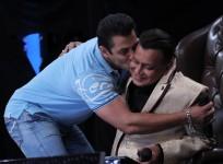 Salman Khan Promotes 'Bajrangi Bhaijaan' At Grand Premiere Of 'Dance India Dance 5'