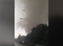 amateur-video-shows-tornado-tear-through-venice