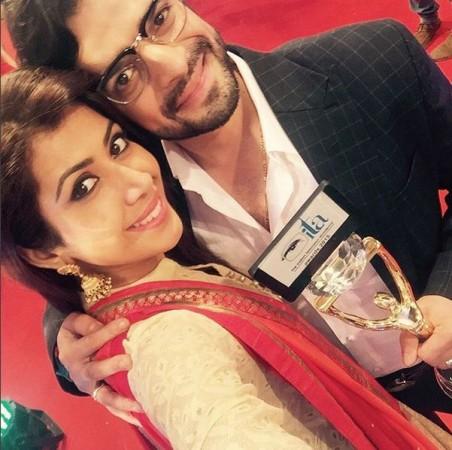 Ankita Bhargava, Karan Patel Pose with a trophy at ITA Awards 2015