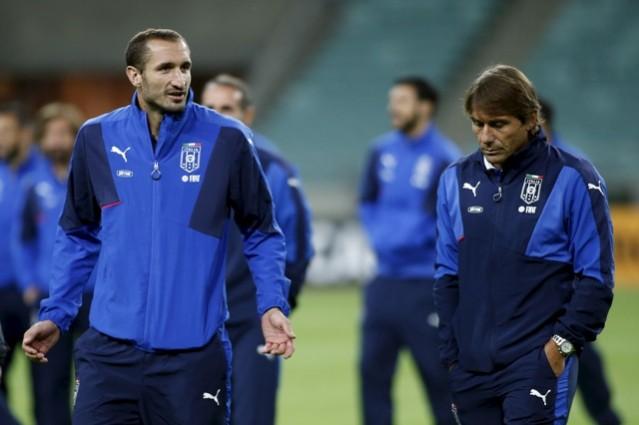 Italy's Giorgio Chiellini (L) talks to his team's head coach Antonio Conte during a training session italy antonio conte