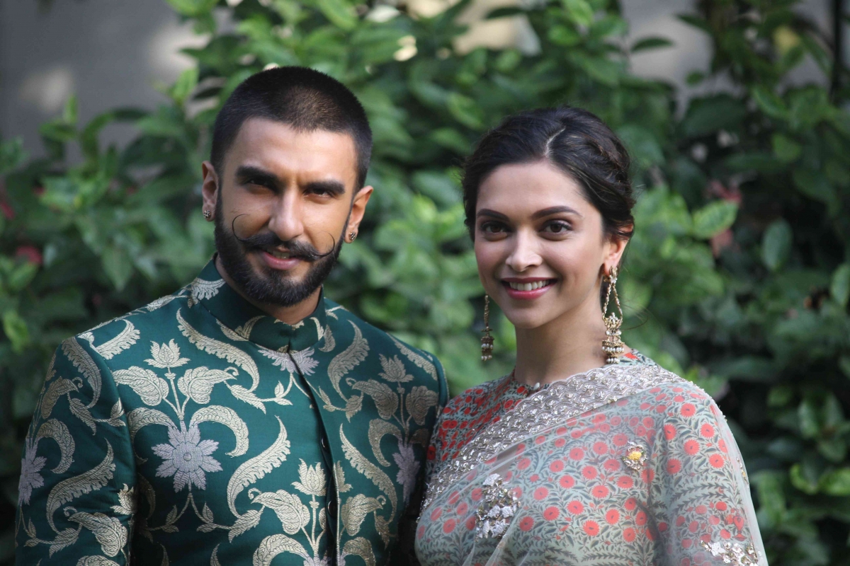 Ranveer Singh Declares Himself As The Luckiest Guy In The World As He Poses  With Beautiful Deepika At His Wedding Reception!! - HungryBoo