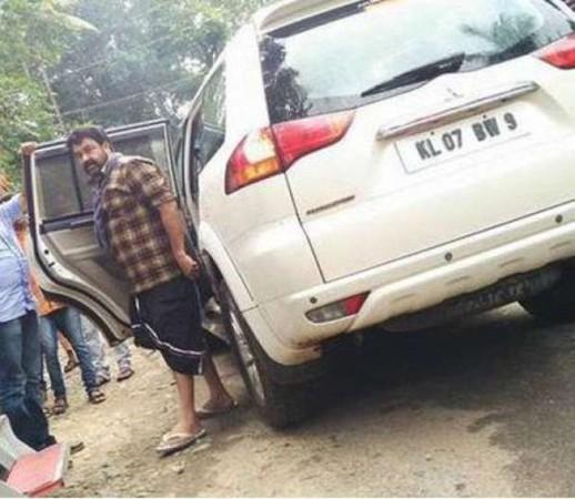 Mohanlal escapes after meeting with an accident