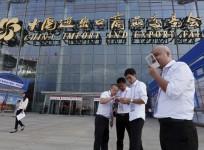 Chinese exhibitors use their smartphones