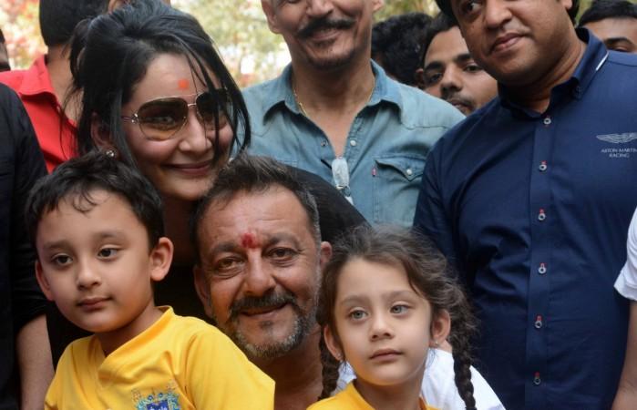 Sanjay Dutt poses with his family after releasing from Yerwada jail