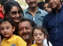 Sanjay Dutt poses with his family after releasing from Yerwada jail