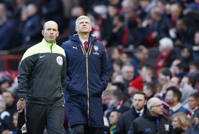Mike Dean Arsene Wenger Arsenal