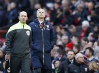 Mike Dean Arsene Wenger Arsenal