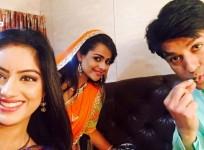 "Diya Aur Baati Hum" actors celebrate Anas Rashid aka Sooraj birthday on sets. Pictured: "Diya Aur Baati Hum" actors Deepika Singh, Anas Rashid and Prachi Tehlan.