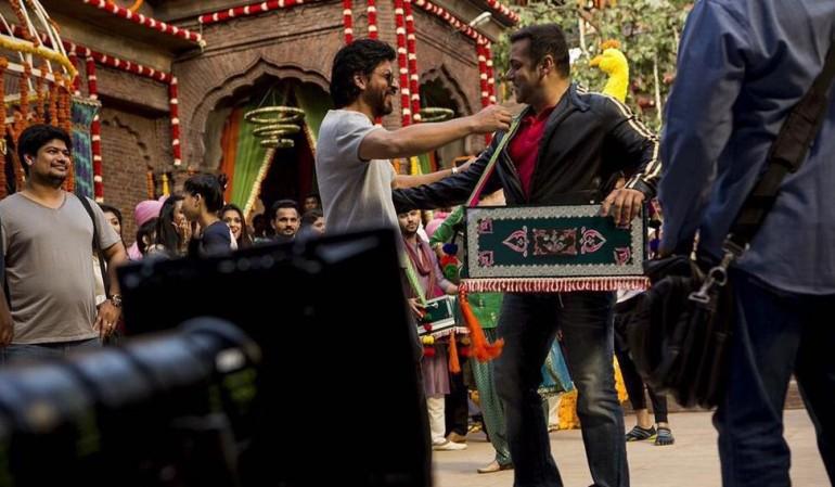 Shah Rukh Khan and Salman Khan Shah Rukh Khan meets Salman Khan on the sets of