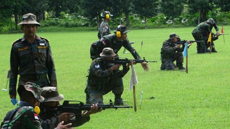 Indian and Indonesian troops display firing skills as part of the Garuda Shakti IV joint training exercise at Magelang, Indonesia. Garuda Shakti IV