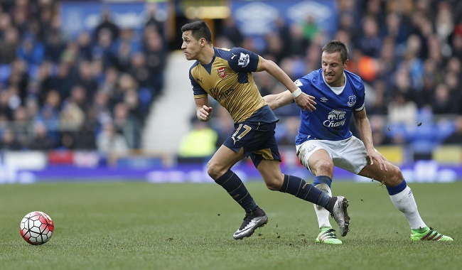 Alexis Sanchez Arsenal Phil Jagielka Everton