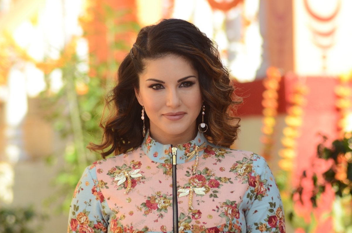 Sunny Leone loses cool after reporters ask questions on adult shopping  website and her past - IBTimes India