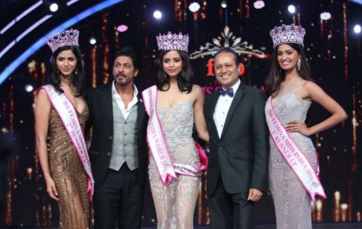 Shah Rukh Khan and Times Group MD Vineet Jain pose with Femina Miss India 2016 winner Priyadarshini Chatterjee, 1st runner-up Sushruthi Krishna and 2nd runner-up, Pankhuri Gidwani Sushruthi Krishna, Shah Rukh Khan, Priyadarshini Chatterjee, Vineet Jain, Pankhuri Gidwani