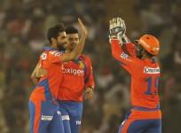 Ravindra Jadeja Suresh Raina Gujarat Lions Dinesh Karthik