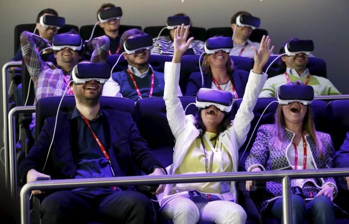 People test Samsung Gear VR glasses