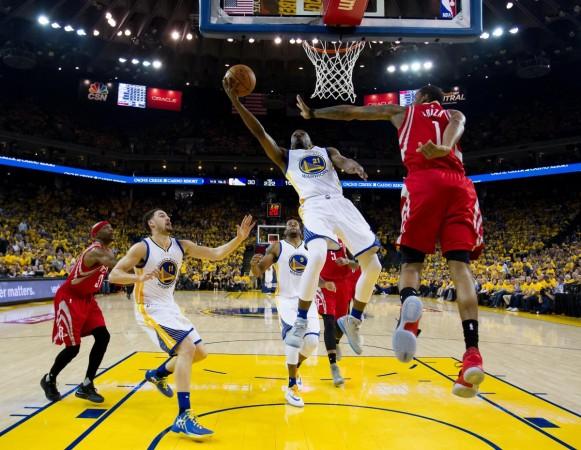 Golden State Warriors guard Ian Clark (21) goes up for a layup against Houston Rockets forward Trevor Ariza