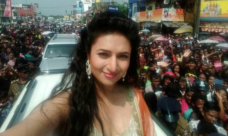Divyanka Tripathi meets her "Banoo Main Teri Dulhann" co-star. Pictured: "Yeh Hai Mohabbatein" actress Divyanka Tripathi
