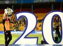 David Warner Sunrisers Hyderabad IPL 2016 trophy