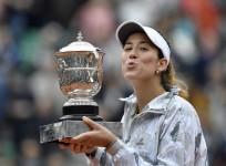 Garbine Muguruza French Open trophy
