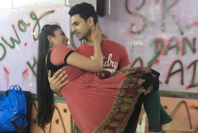 Divyanka looks radiant in her haldi ceremony. Pictured: &quot;Yeh Hai Mohabbatein&quot; couple Divyanka Tripathi and Vivek Dahiya