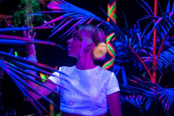 Sarah Hyland in "XOXO"