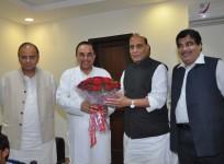 Subramanian Swamy joining the BJP in the presence of Rajnath Singh, Nitin Gadkari and Arun Jaitley at 38, Ashok Road, New Delhi, on Aug. 11, 2013.