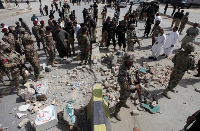 Security officials gather at the site of a bomb explosion in Quetta, Pakistan, August 11, 2016.
