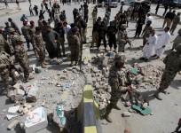 Security officials gather at the site of a bomb explosion in Quetta, Pakistan, August 11, 2016.